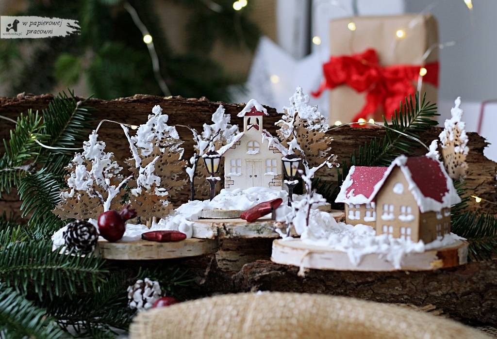 Ośnieżone domki - dekoracja świąteczna zbudowana na dużych brzozowych plastrach