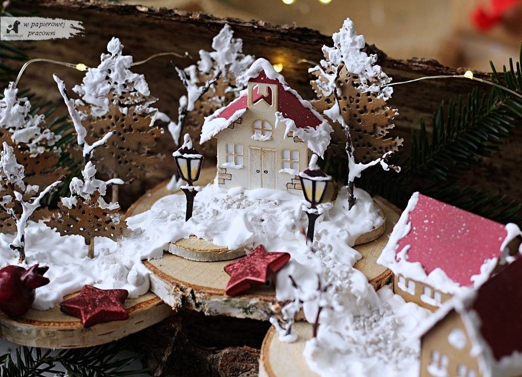 Dekoracja świąteczna - ośnieżone domki na brzozowych plastrach.