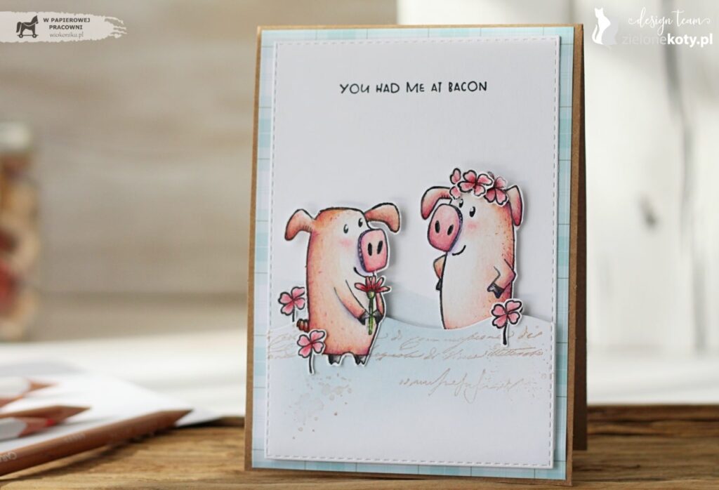 Kartka w stylu clean&simple z zakochanymi świnkami. Stemple kolorowane kredkami.