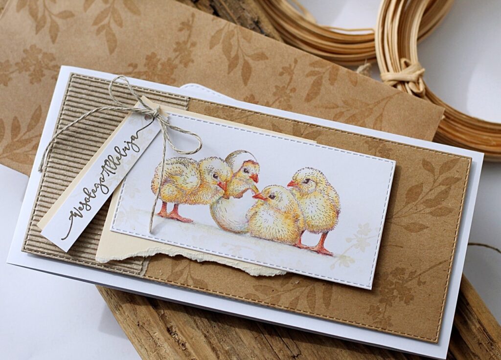Minimalistyczna kartka wielkanocna z kolorowanym kredkami stemplem - grupą kurczaczków.